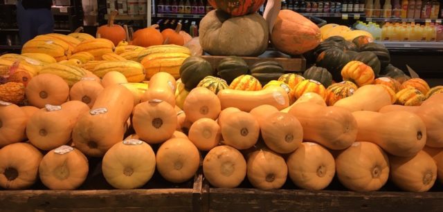 スーパーに並ぶかぼちゃの数々