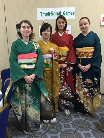 着物を着て新春祭りに参加した学生たち