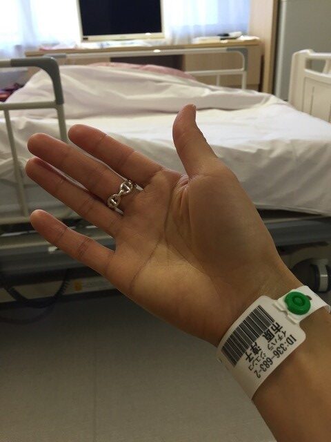 移植手術前日に入院、パリの友人からもらったお守りのリングを付けて