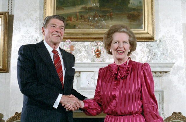 英首相官邸での首脳会談