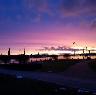 日本初の女性首相とスウェーデンのメディア