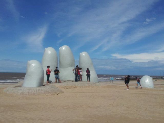 プンタ・デル・エステにある砂の中に沈んだ5本の指の彫刻