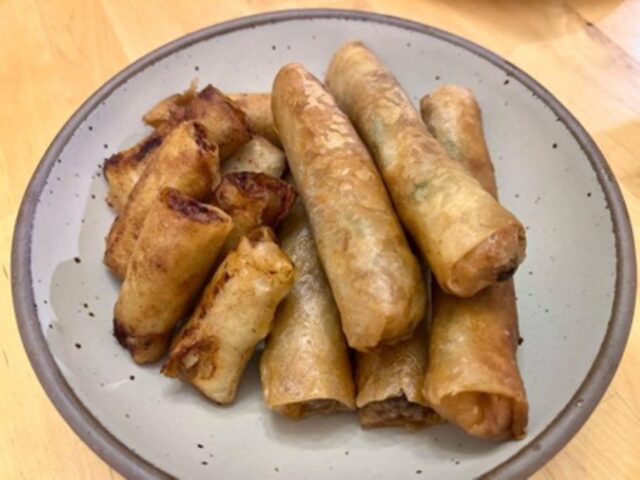 出来上がったルンピア（左：ルンピア・シャンハイ、右：ルンピア）