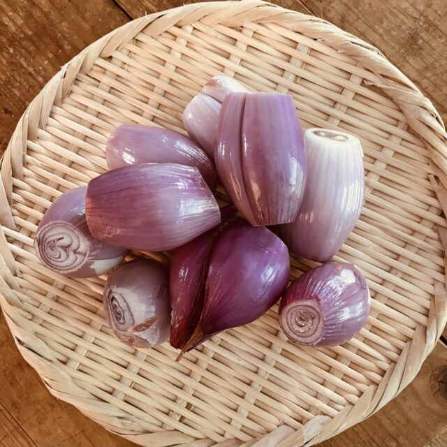 薄皮を剥くと、紫ともピンクとも言えぬつやつやの肌が現れます