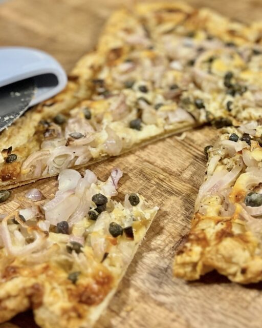 アツアツのうちにピザカッターで切って、粗挽きコショウとトロトロのハチミツをかける