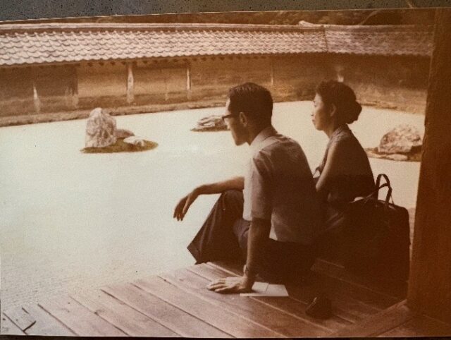 40代に入ってまもなく京都に旅した際の両親。戦時中に青春時代を過ごした両親は、こんなに平和で穏やかな日々を送れる日が来ると、想像しただろうか