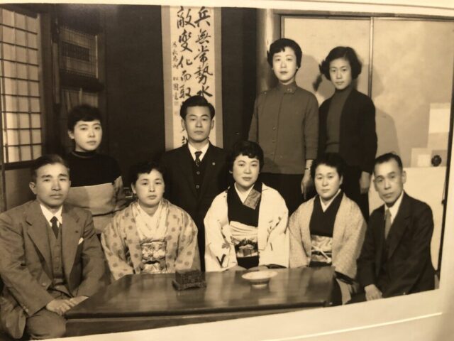 戦後に撮影された長島家の家族写真。前列左から小原時男・とみ江、後列左が筆者の母美榮（旧姓長島）