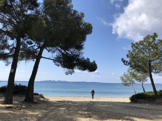 ひとけのない南仏のビーチ