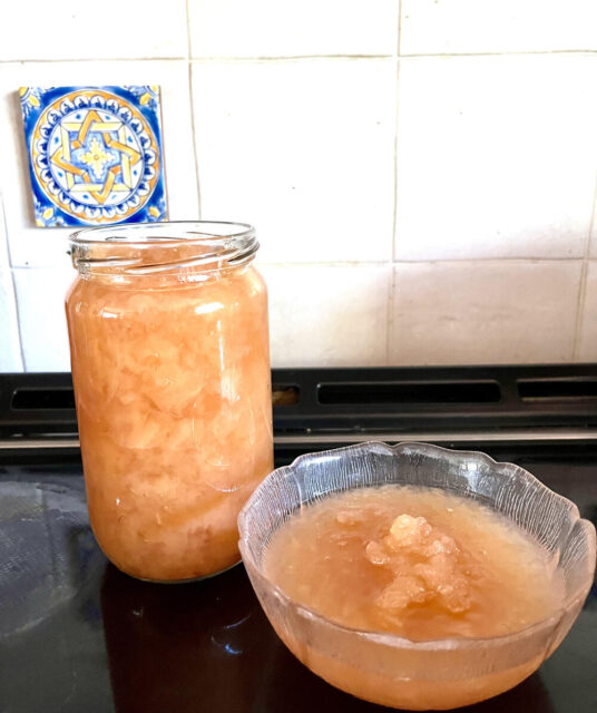 きれいな色に出来上がったアップルソースはプレゼントにも最適