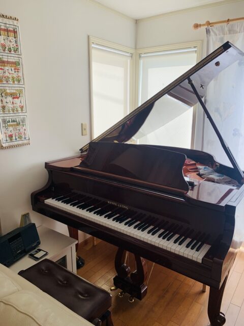 寿命を迎えた黒いピアノに代わり、我が家にやってきた茶色い美しいピアノ（WENDL & LUNG社）