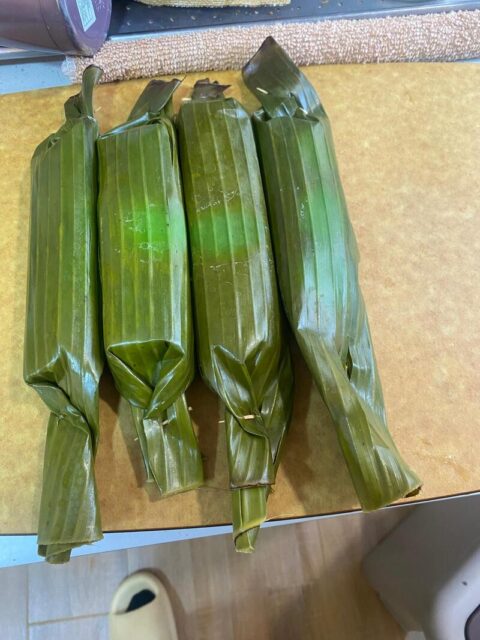 ほんのり焦げ目のついたバナナの葉に巻かれたレンパー