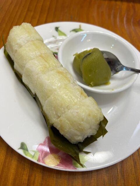 一口サイズに切ったレンパーに自家製のパンダンカヤを塗って召し上がれ!