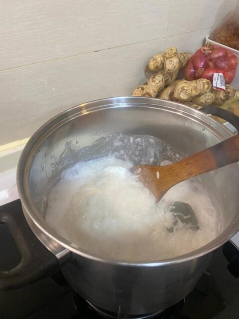 蒸したもち米とココナッツミルク