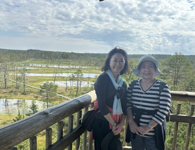 友人のいずみさんとタリンの湿地帯を背景に（左が筆者）