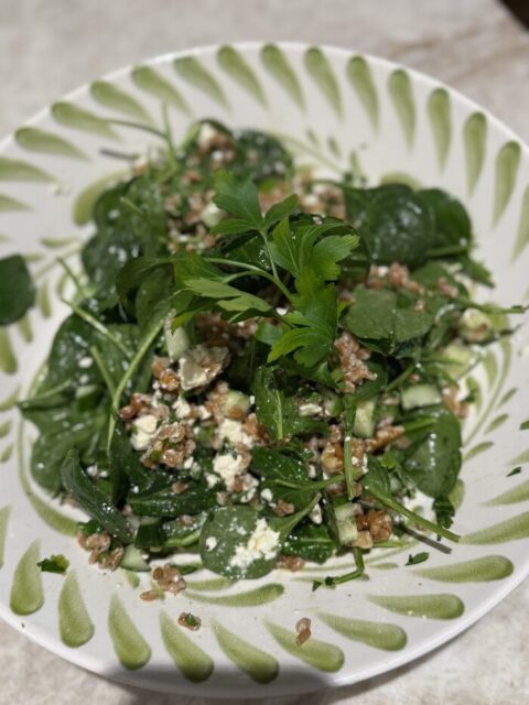 ファロ、フェタ・チーズ、胡桃、ほうれん草のサラダ