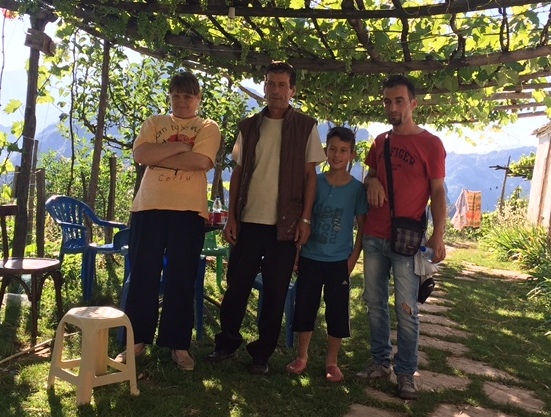 アルバニアの山奥で泊まった民家にて。庭でぶどうを育てている