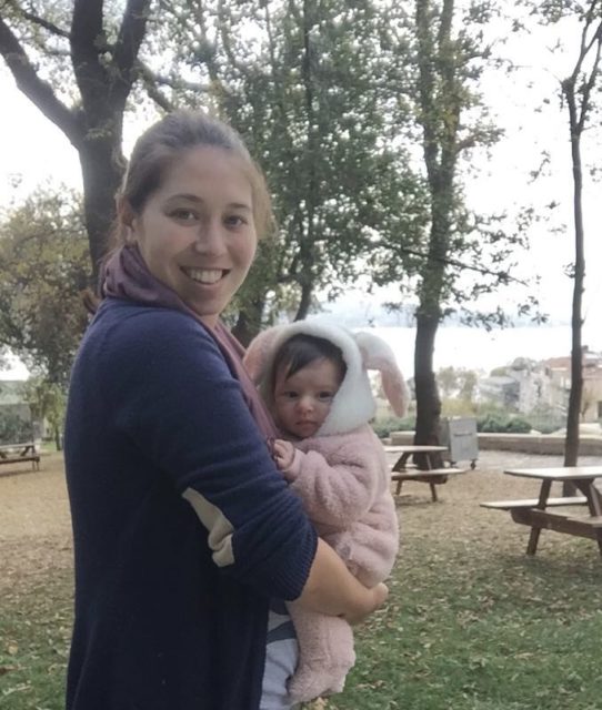 孫娘を抱く娘、イスタンブールの公園にて