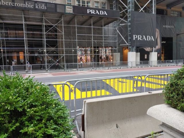 ニューヨークの路上に黄色いペンキで書かれたBlack Lives Matter