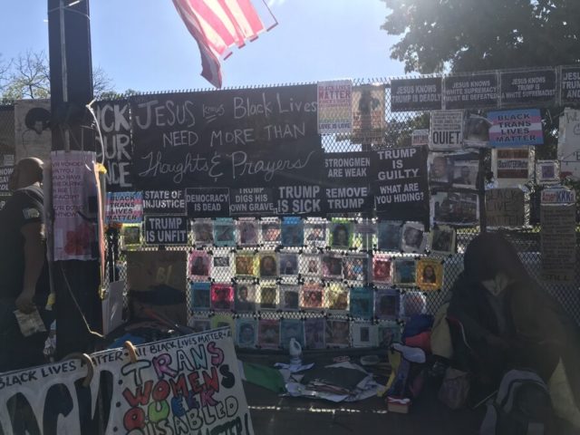 ラファイエット広場の周りの鉄条網に貼られたプラカードと警察の暴力による黒人犠牲者の写真