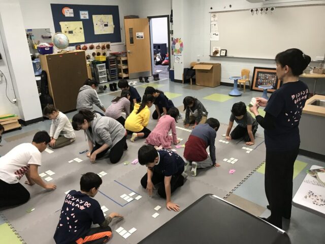 ワシントン日本語学校（WJLS、土曜日補習校）放課後かるた教室では、マットを敷いて練習していた