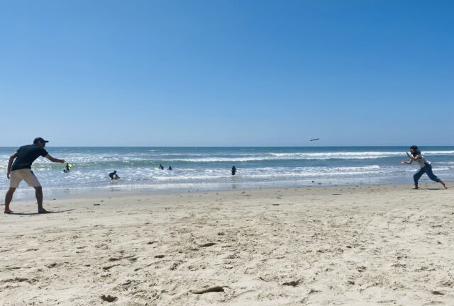 夏の間は家族と近くのビーチへ　（週末の午後、CA州ハンティントンビーチ市）