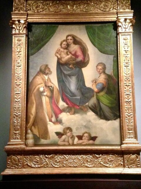 念願のラファエロ作『システィーナの聖母』とアルテ・マイスター絵画館で対面。額も超豪華