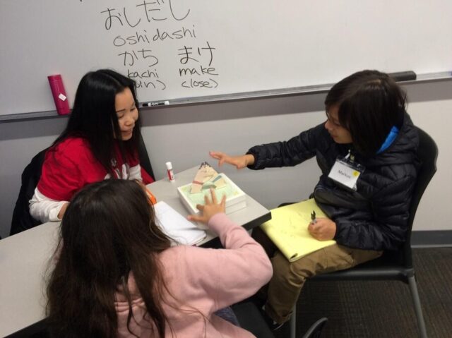2018年夏から図書館で無料の日本語及び文化クラスを開催。幅広い年齢層の人たちが集まった