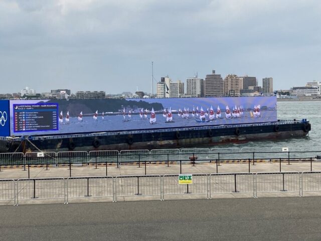 筆者撮影：NTTの巨大スクリーン、レースの詳細が手にとるように見える