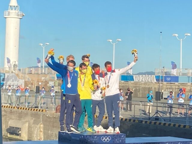 筆者撮影：セーリング花形競技男子470級の表彰式、予選断トツ１位で突破したオーストラリア組が金メダル！銀スウェーデン、銅スペイン