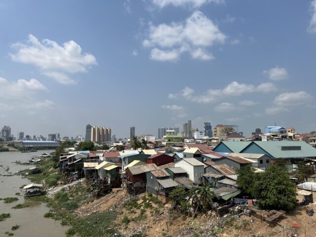 首都プノンペンの川沿いに建ち並ぶ貧困層の家々