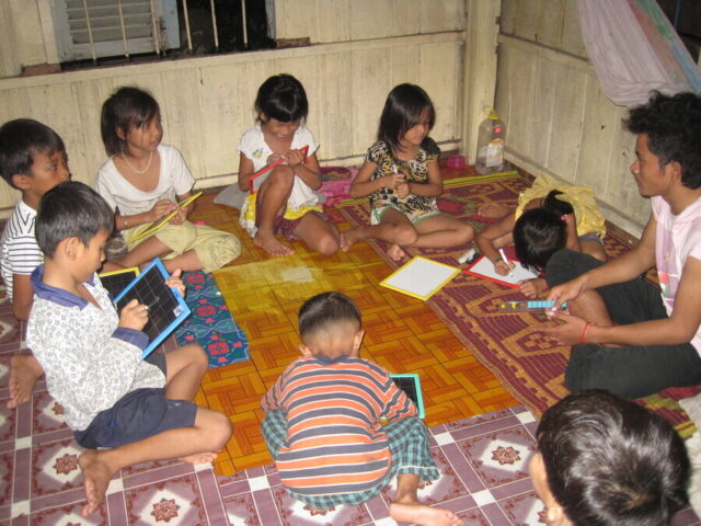 カンボジア人スタッフから教わっている子どもたち