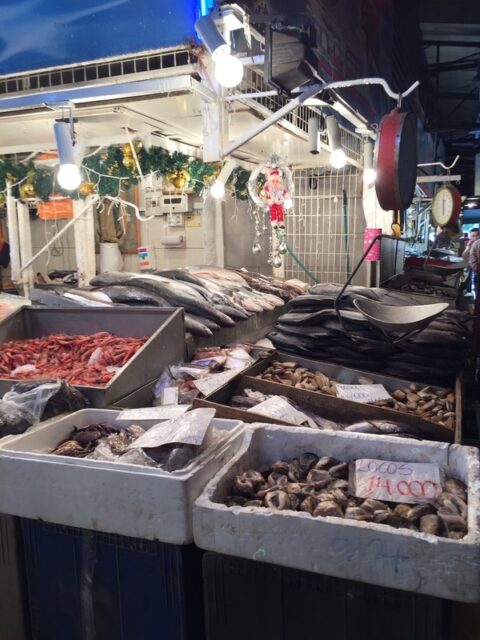 チリのメルカド（市場）で魚介類を売る店