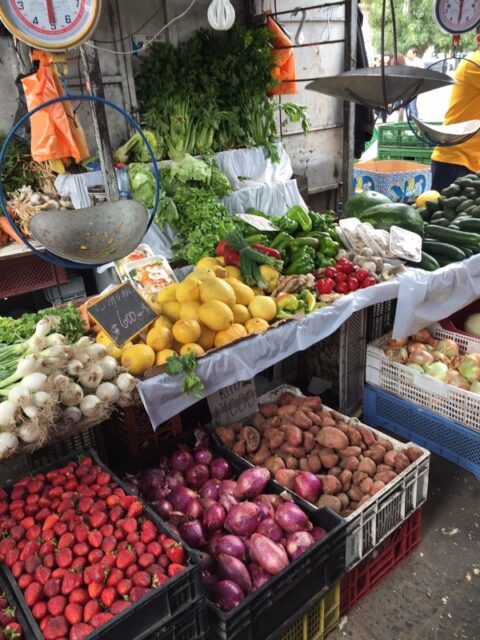 チリのメルカド（市場）で売られる野菜・果物