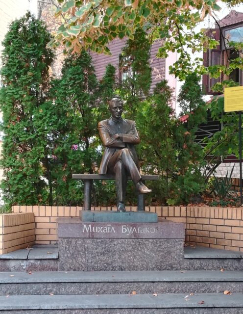 キーウ市内にあるミハイル・ブルガーコフ（1891−1940）の銅像。ウクライナ生まれの作家で医師。20世紀ロシア語文学の代表的作家のひとり。キーウを深く愛していたことで知られる。作品のいくつかは長らくソ連の体制批判とみなされ発禁処分を受けていた