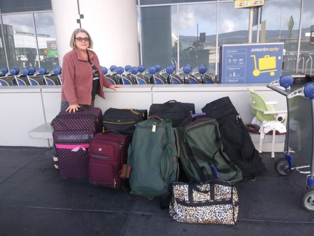 支援物資をスーツケースに詰めて、ワルシャワに向かうSWFのボードメンバー。出発前にサンフランシスコ国際空港にて。 Photo credit: Diana Rich