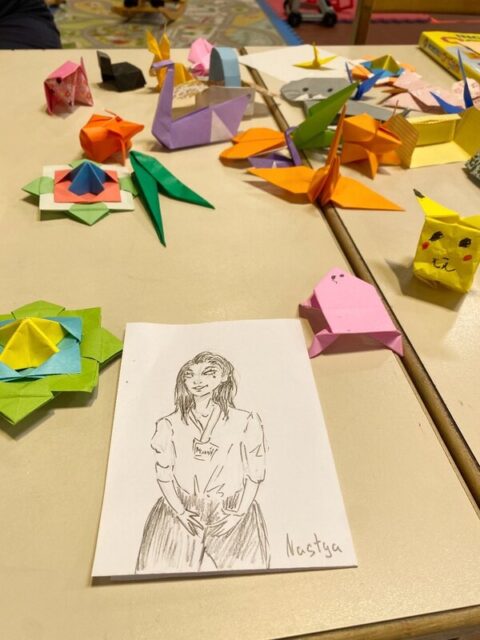 高校生の女の子が、折り紙を教えてくれたお礼にと私の似顔絵を描いてくれました