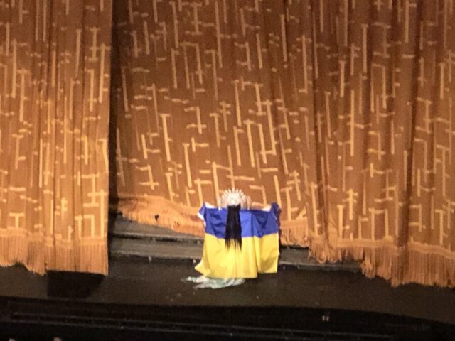 リュドミラ・モナスティルスカのカーテンコール（筆者撮影） 客席に背を向け、身にまとったウクライナ国旗を見せている