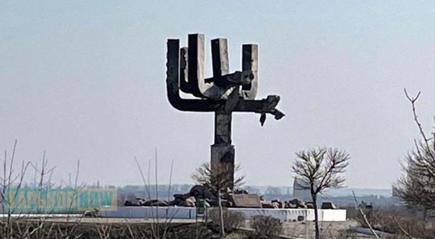 ハルキウにある破壊されたホロコースト記念碑（ウクライナ国防省ツイッター）