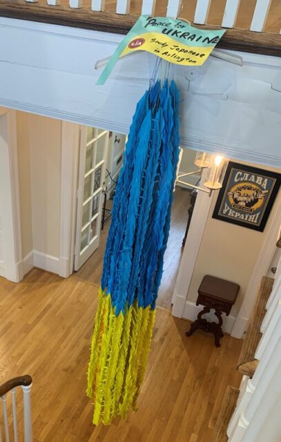 ウクライナハウスにかけられた黄色と青の千羽鶴
