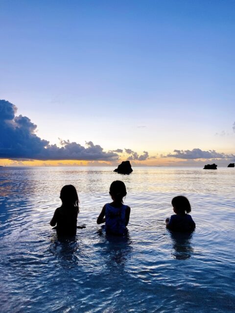 家から徒歩数分のビーチで夕日を見ながら海で戯れる三人の娘たち。娘たちの名前は海にまつわる名前にしました