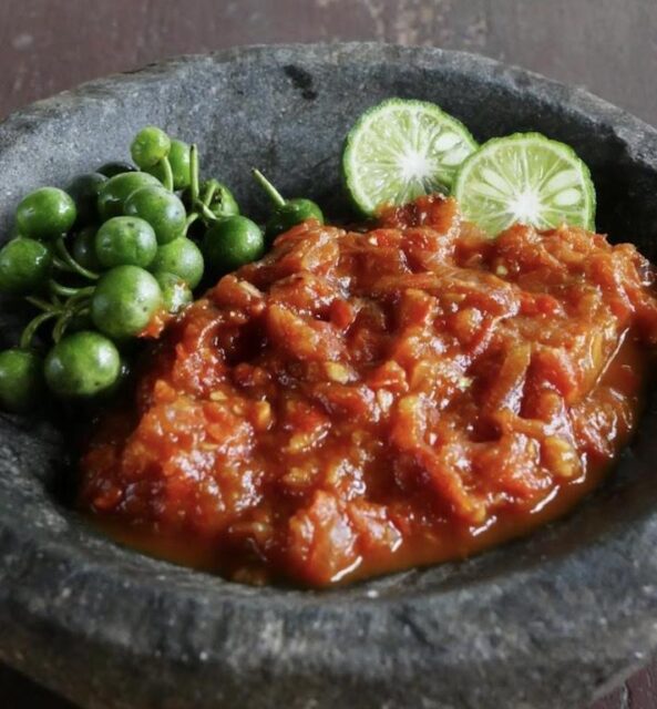 インドネシア料理に欠かせない辛いペースト状の調味料「サンバル」