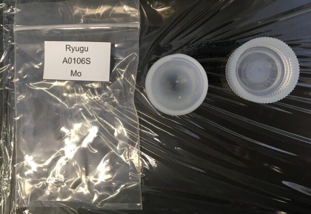 日本の宇宙航空開発機構（JAXA）のHayabusa2が持ち帰ったRyugu試料の分析も行いました。中央容器（直径約2cm）の下方にある白黄色の部分が酸処理後のRyugu試料です