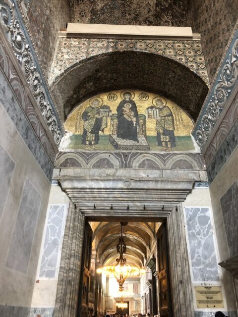 サウス・ギャラリー扉上の壁画：ローマ皇帝コンスタンティヌスがコンスタンチノープル街の模型を手に（右）、皇帝ユスティニアヌスがハギア・ソフィア大聖堂の模型を手に（左）、イエスとマリアに捧げる壁画
