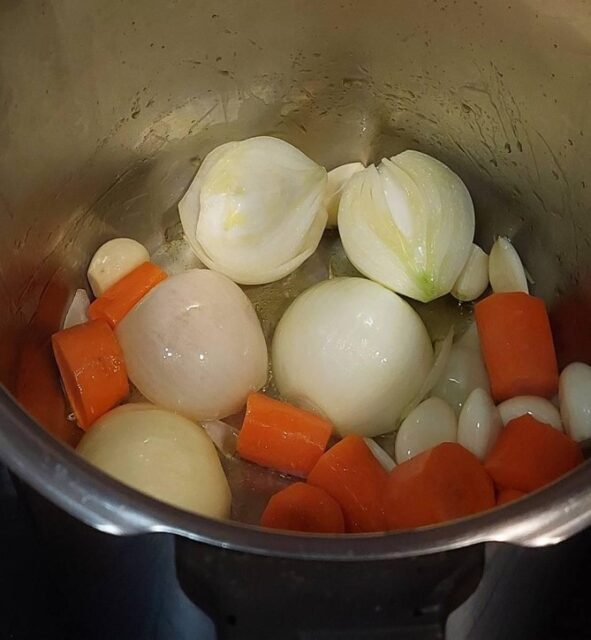 鍋にオイルをいれて、野菜を炒める