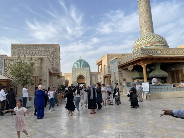 サマルカンドのモスクの広場で踊る人たち