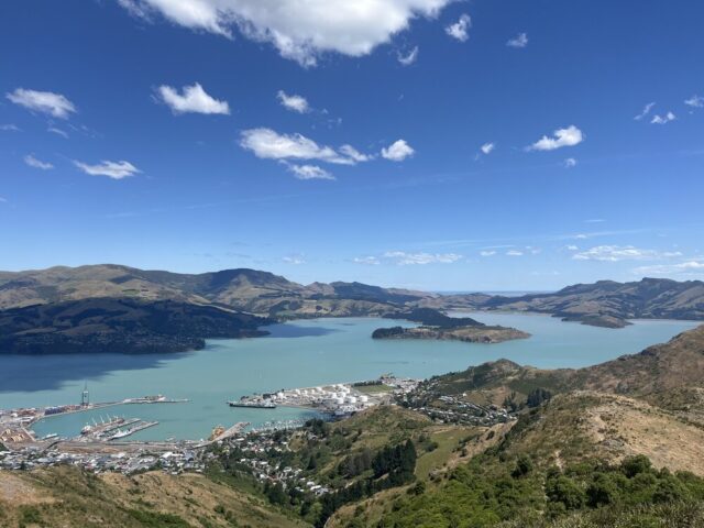 ゴンドラで登った山の頂上では、南アルプス、カンタベリー平野、リトルトン港が視界に